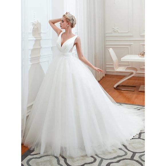 Elegant White Wedding Dress - Picture 5 of 14